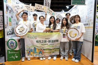 副总统萧美琴（前排左2），到「啡凡之旅，龄活好咖」展位，与亚大护理系师生合影。