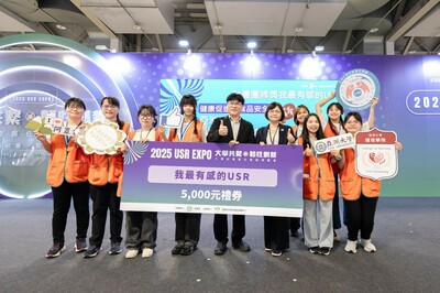 教育部常务次长朱俊彰(左5)，颁发健康促进与食品安全类第1名奖，给亚大护理学院。