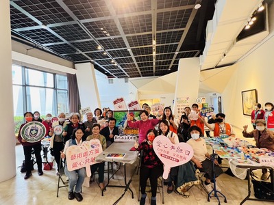 亚大护理学院、彰化县文化局携手推动「艺术×博物馆处方笺」，长辈走进彰化县立美术馆，运用回收物资创作与展出自画像作品。