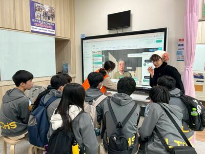 高中生透過生成式 AI x元宇宙教案，與虛擬爺奶進行智慧溝通體驗。
