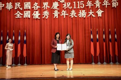 亚大护理学系大四吴欣妮同学参与115年全国优秀青年表扬大会，获颁「全国级大专优秀青年奖」。