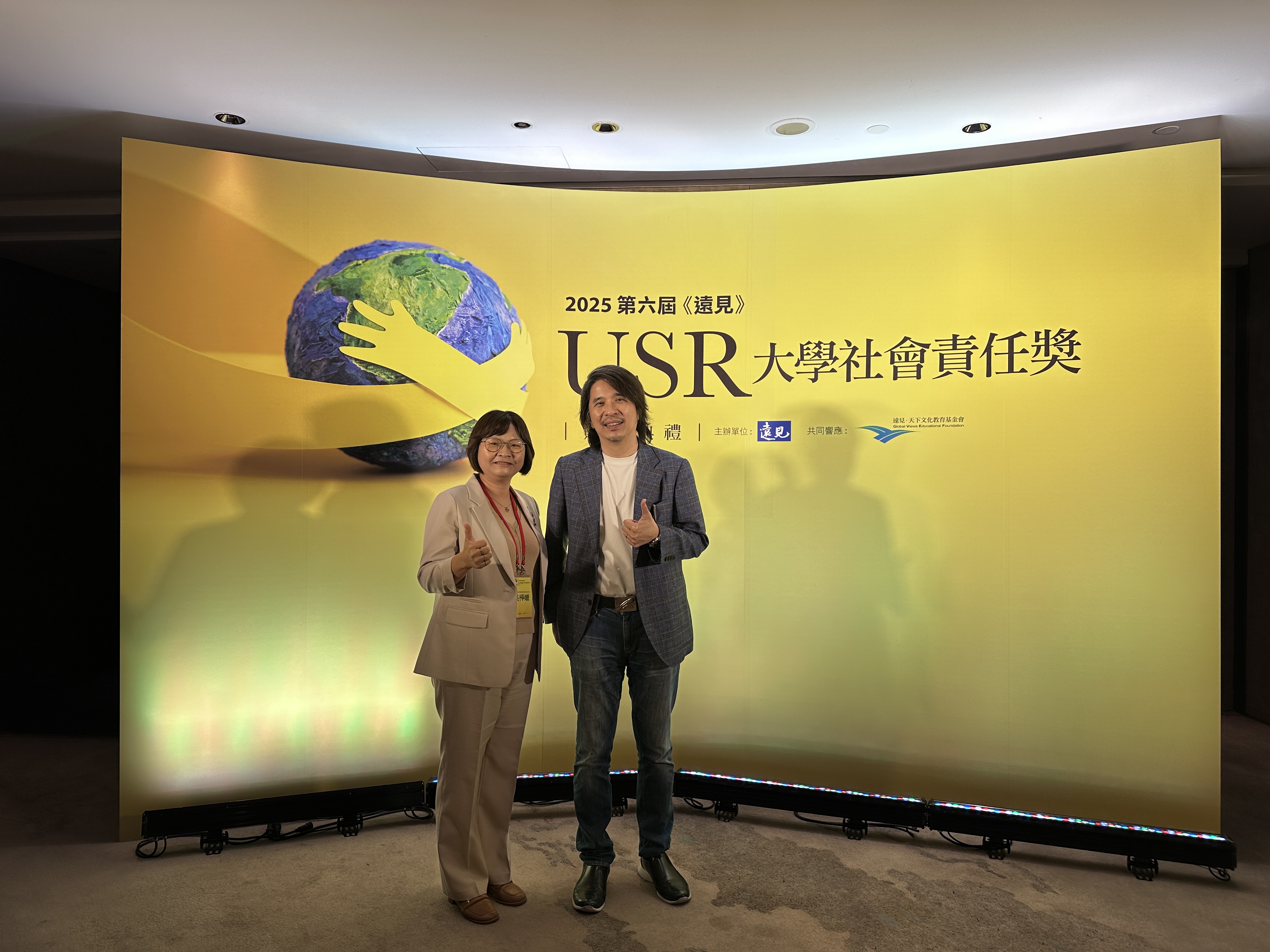 教育部政務次長葉丙成(右)在頒獎現場，與亞大護理學院長吳樺姍(左)合影。