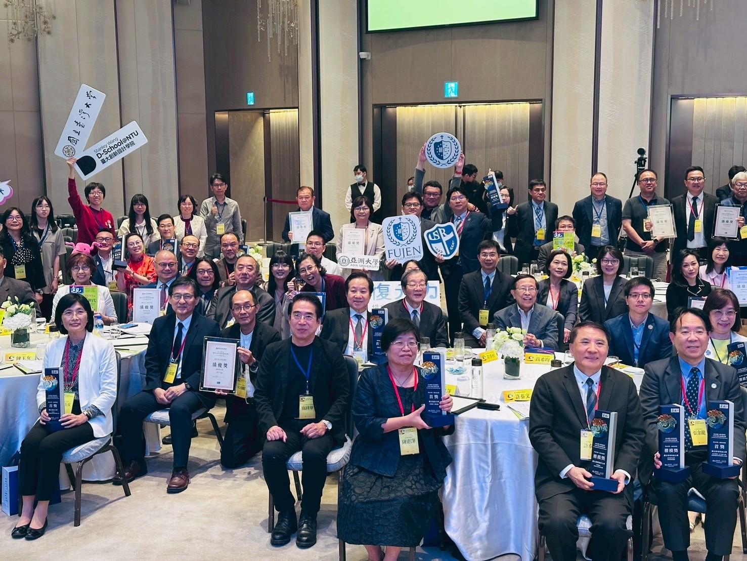「2025遠見USR大學社會責任獎」頒獎典禮，獲獎者合影。