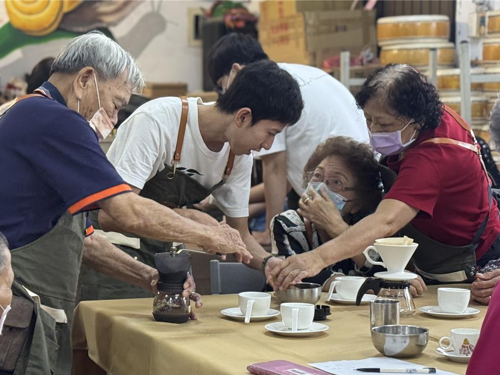 亞洲大學護理學系師生團隊攜手台中市霧峰區六股社區推動「不老咖啡館」，長輩2日當起「高年級實習生」進行手沖咖啡操作。（潘虹恩攝）