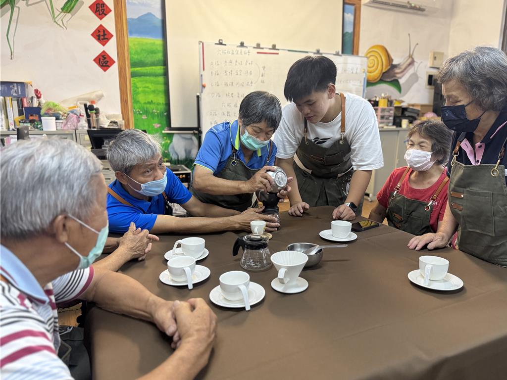 亞洲大學護理學系師生團隊攜手台中市霧峰區六股社區推動「不老咖啡館」，長輩2日當起「高年級實習生」訓練手沖咖啡操作。（潘虹恩攝）