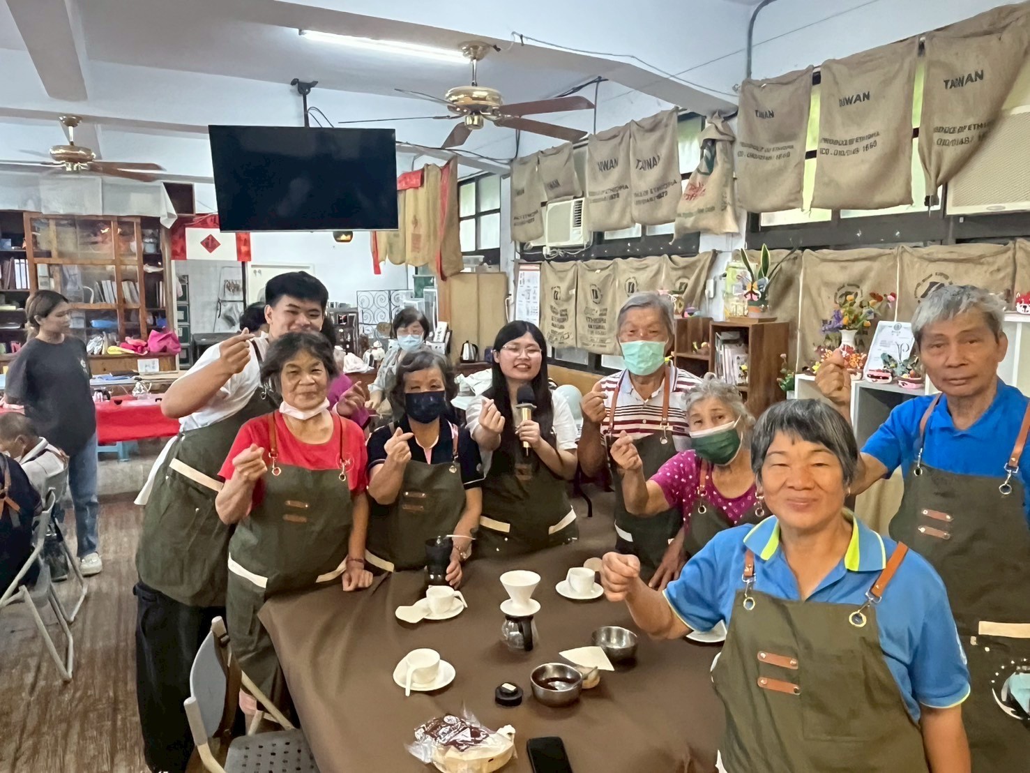 亞大團隊進駐台中霧峰六股社區，共營「不老咖啡館」。