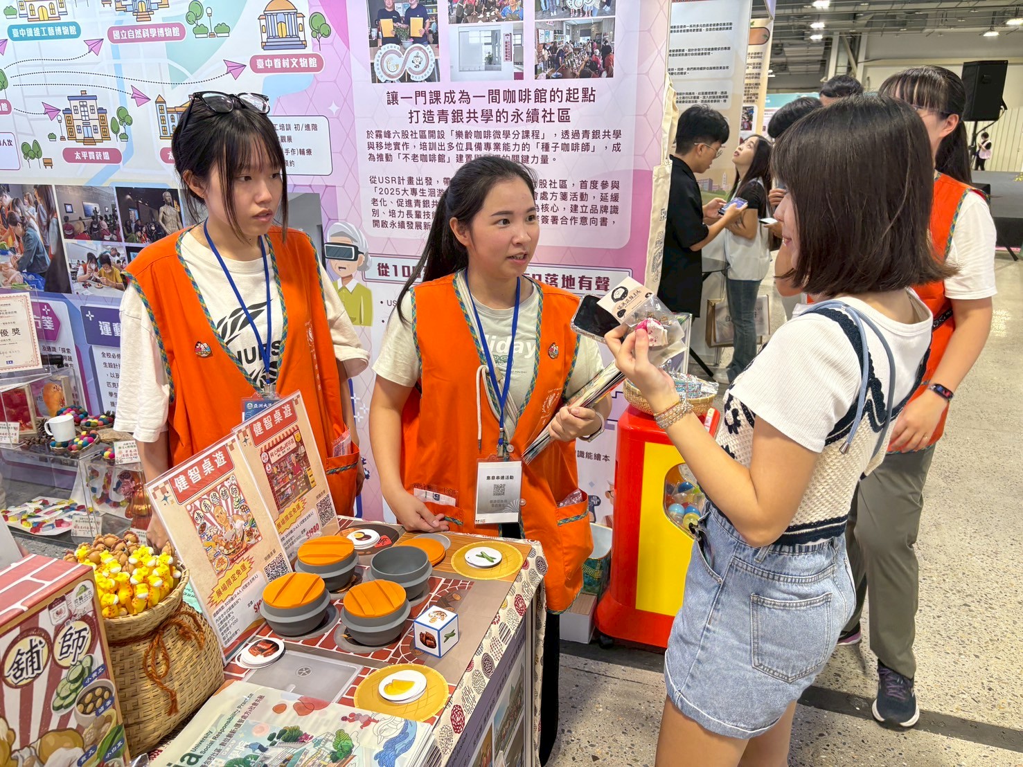 亚大护理学院同学，向民众说明USR计画如何预防及延缓失智，以及展示师生所开发的治疗性桌游「哇系总舖师」。