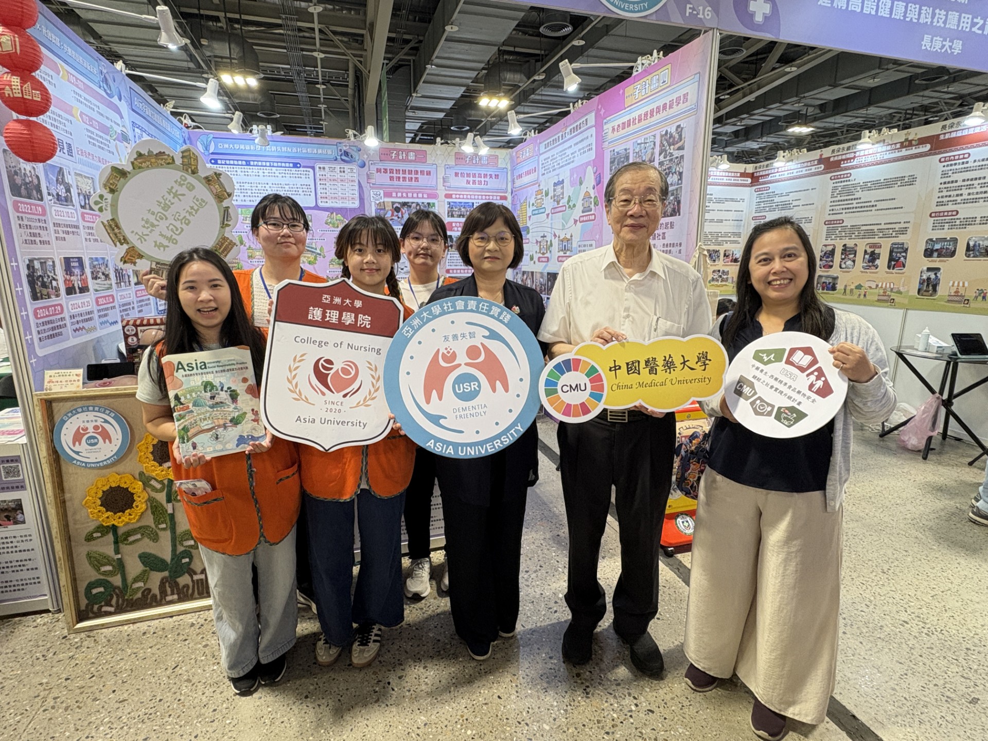 前考试院院长黄荣村(右2)至亚大、中医大USR展位，了解USR实践特色。