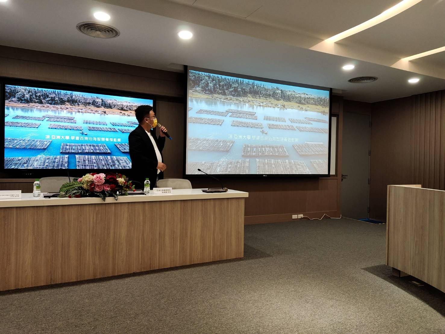 圖說：亞大生醫系教授王昭能演講「應用科技導入─紀錄老渔農的智慧」。