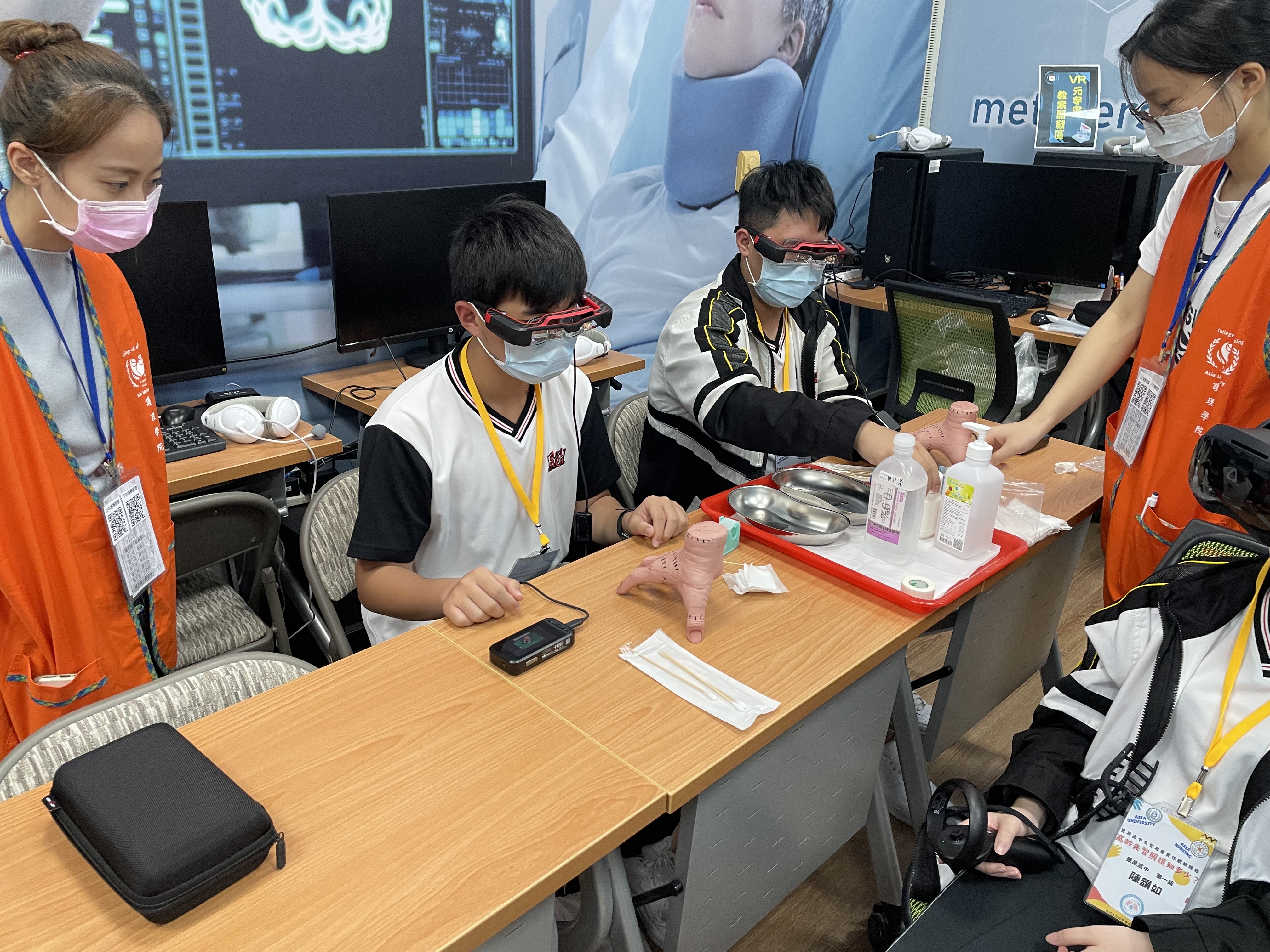 图为丰原高中同学，体验AR扩增实境高龄压伤伤口换药实作。