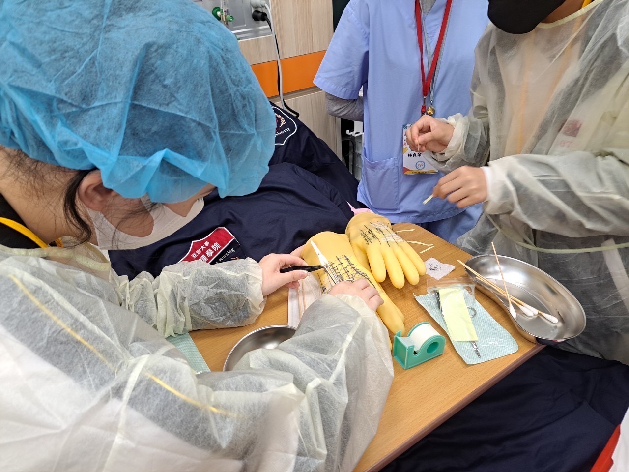 图为丰原高中同学，体验伤口拆线换药实作。