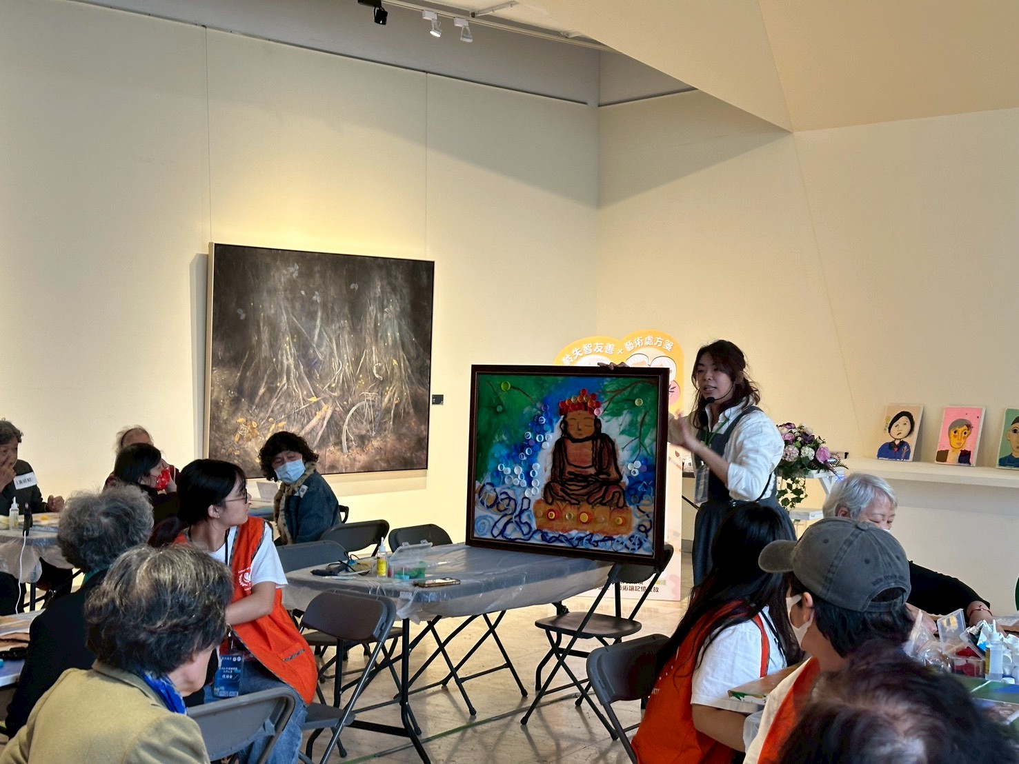 彰化長輩、亞大同學共同完成《藝塑永續─大佛顯影》創作，用回收物品拼貼出彰化八卦山大佛意象。