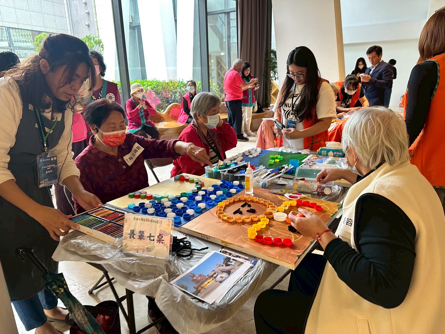 秀老郎日照中心長輩，在亞大同學協助下，認真投入創作。