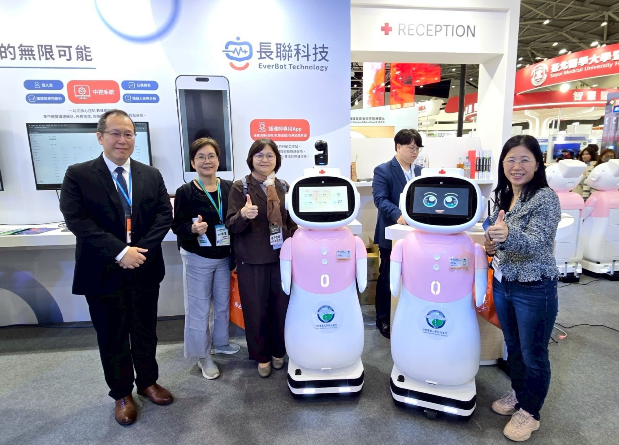 一、 亞洲大學護理學院院長吳樺姍(左三)協學院師長、長聯科技蔡述先總監(左一)與「愛寶 EirBot」智慧醫療機器人合影。