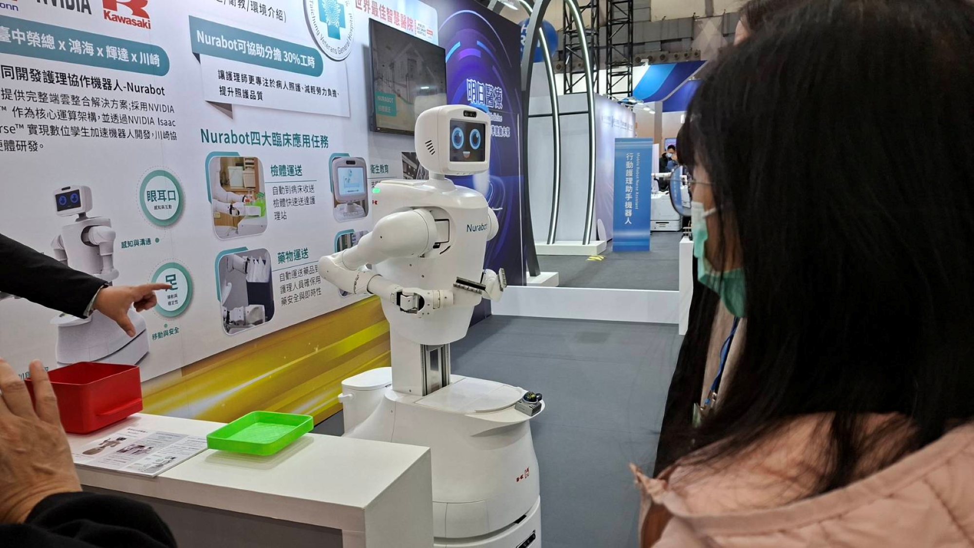 學生近距離觀察台中榮民總醫院展出之護理協作機器人(Nurabot)，了解其臨床應用與操作方式。。