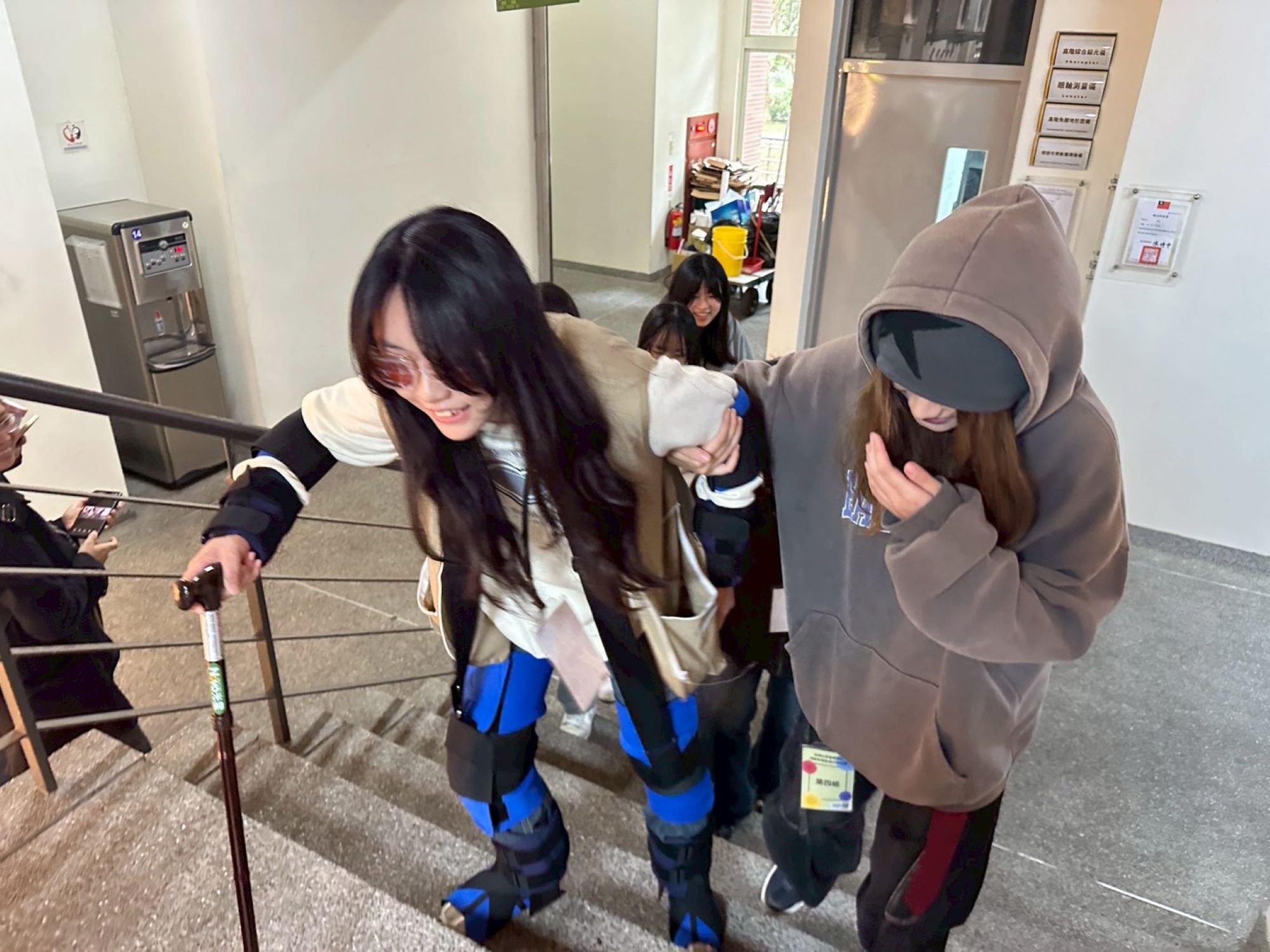 高中生穿戴高齡體驗服，模擬並體察長者身體機能退化之挑戰。