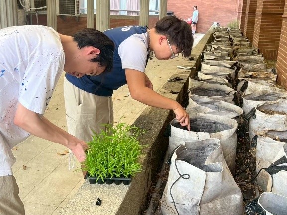 亞大學生在校內種植蔬菜，並研究食物的碳排放，在生活中實踐永續。