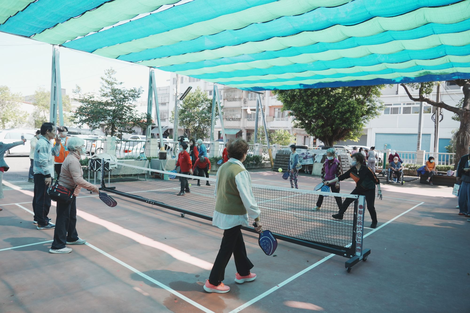 草屯鎮御史社區長輩於新啟用的幸福匹克球場，透過「運動處方」有效鍛鍊全身肌群並提升心肺耐力。