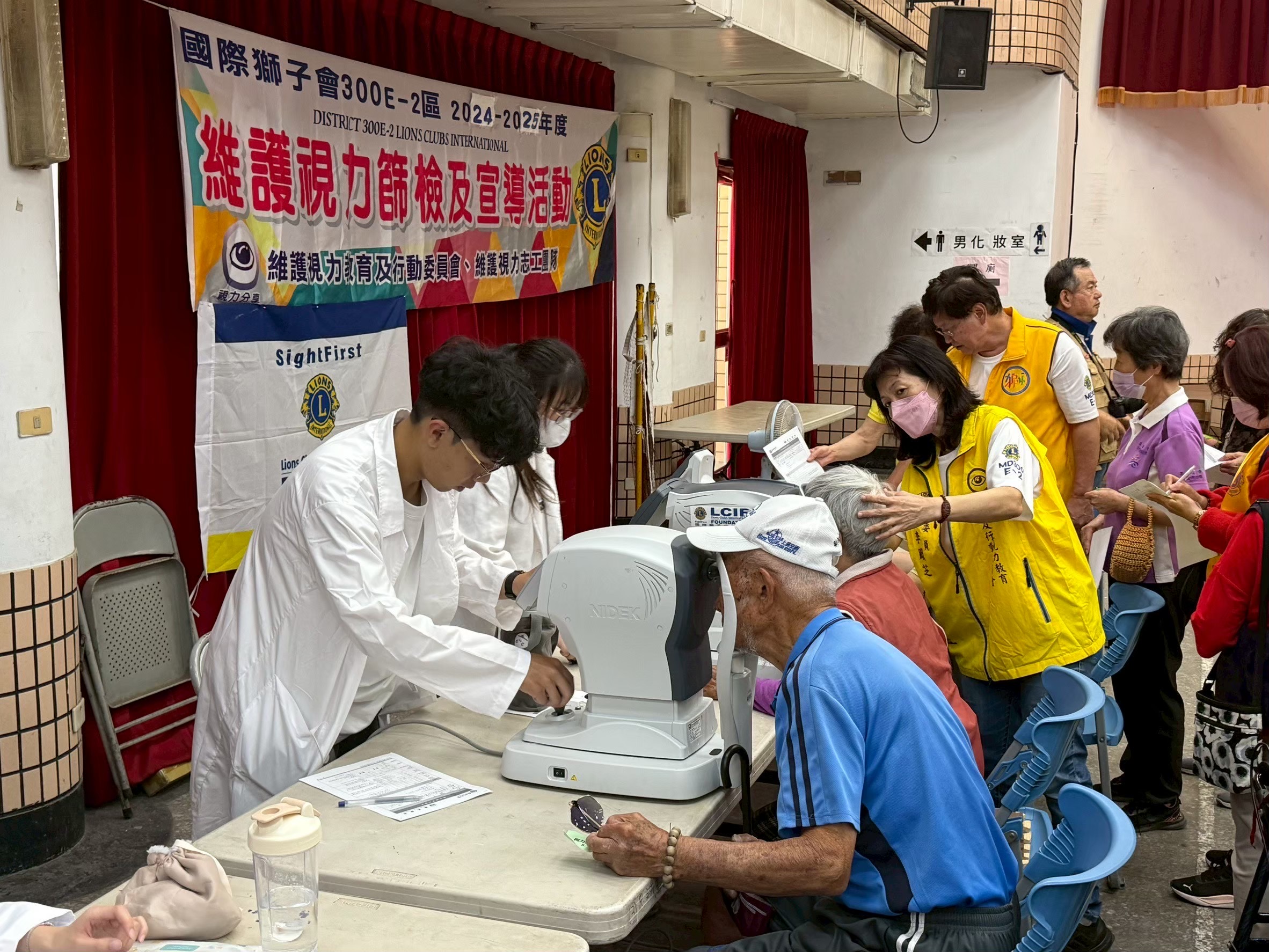 視光學系林芮宇老師透過「視光服務與倫理」課程，指導學生深入社區進行專業視力篩檢。不僅提供長輩具體的健康關懷，更讓學生在服務中內化醫事專業倫理。