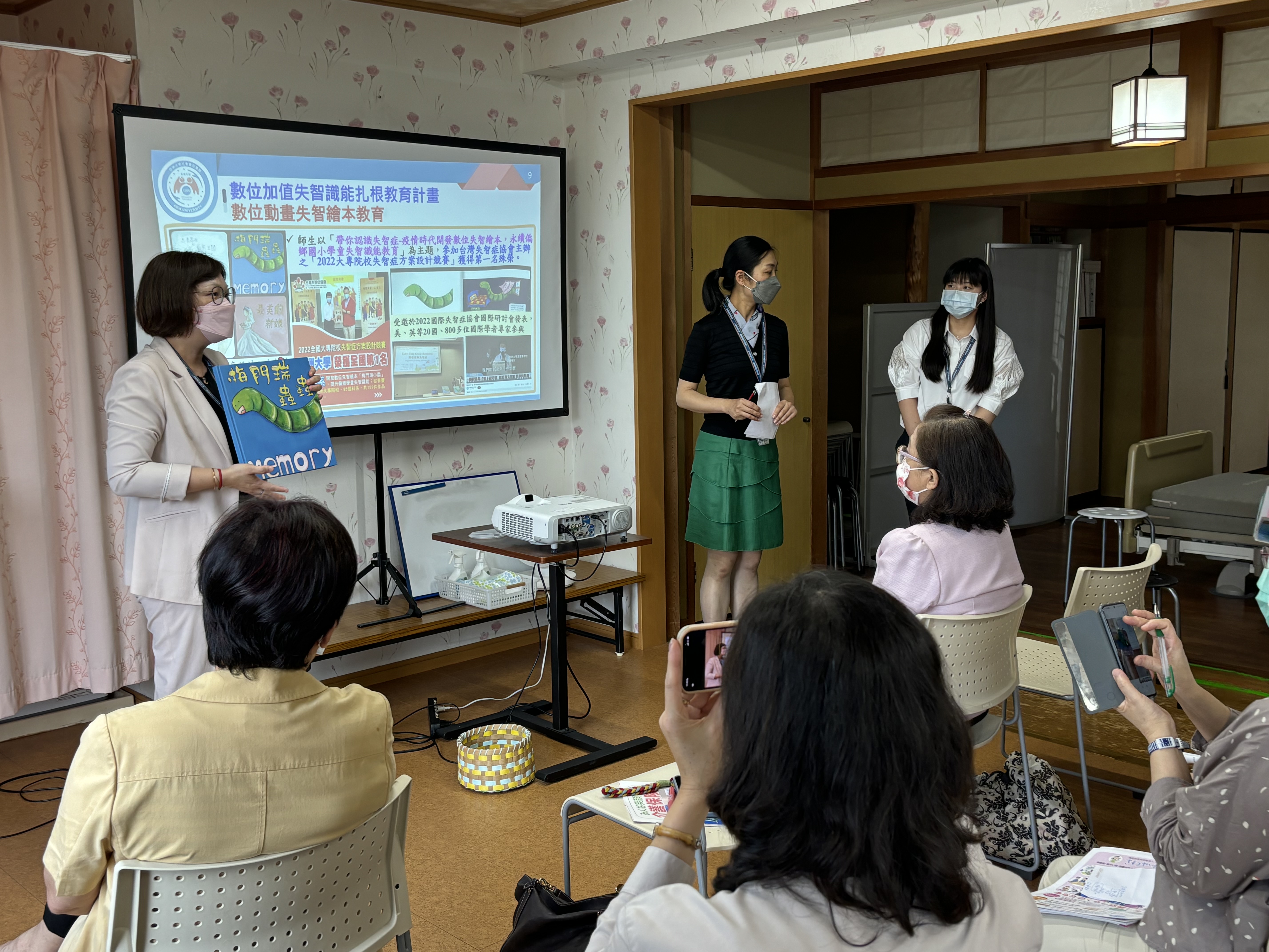 亞大護理學院赴日本名古屋，展示學生開發之「生成式AI數位動畫失智繪本」，獲日本專業人員高度關注。