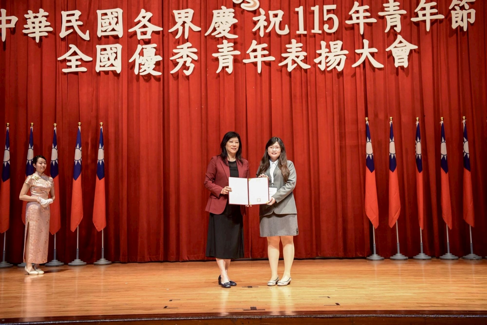亚大护理学系大四吴欣妮同学参与115年全国优秀青年表扬大会，获颁「全国级大专优秀青年奖」。