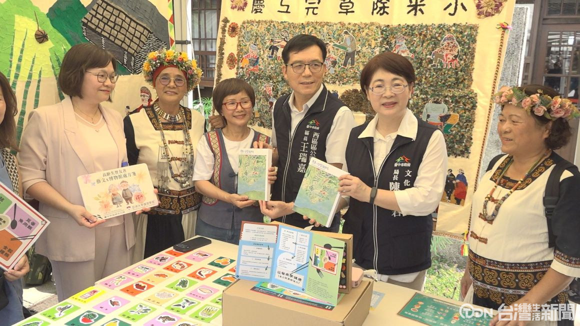 ▲台東台中高齡友善交流現場贈書，互相交流推廣高齡友善。記者 /林佳樺 攝。