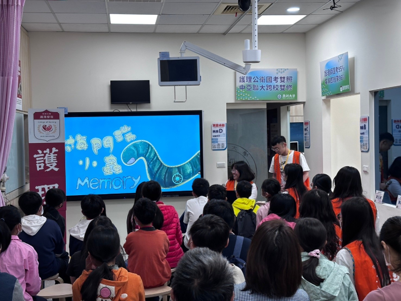亞大護理學院學生運用生成式AI開發數位動畫失智繪本，透過國中小營隊，帶領學童與家長提升失智識能（圖／亞大提供）。