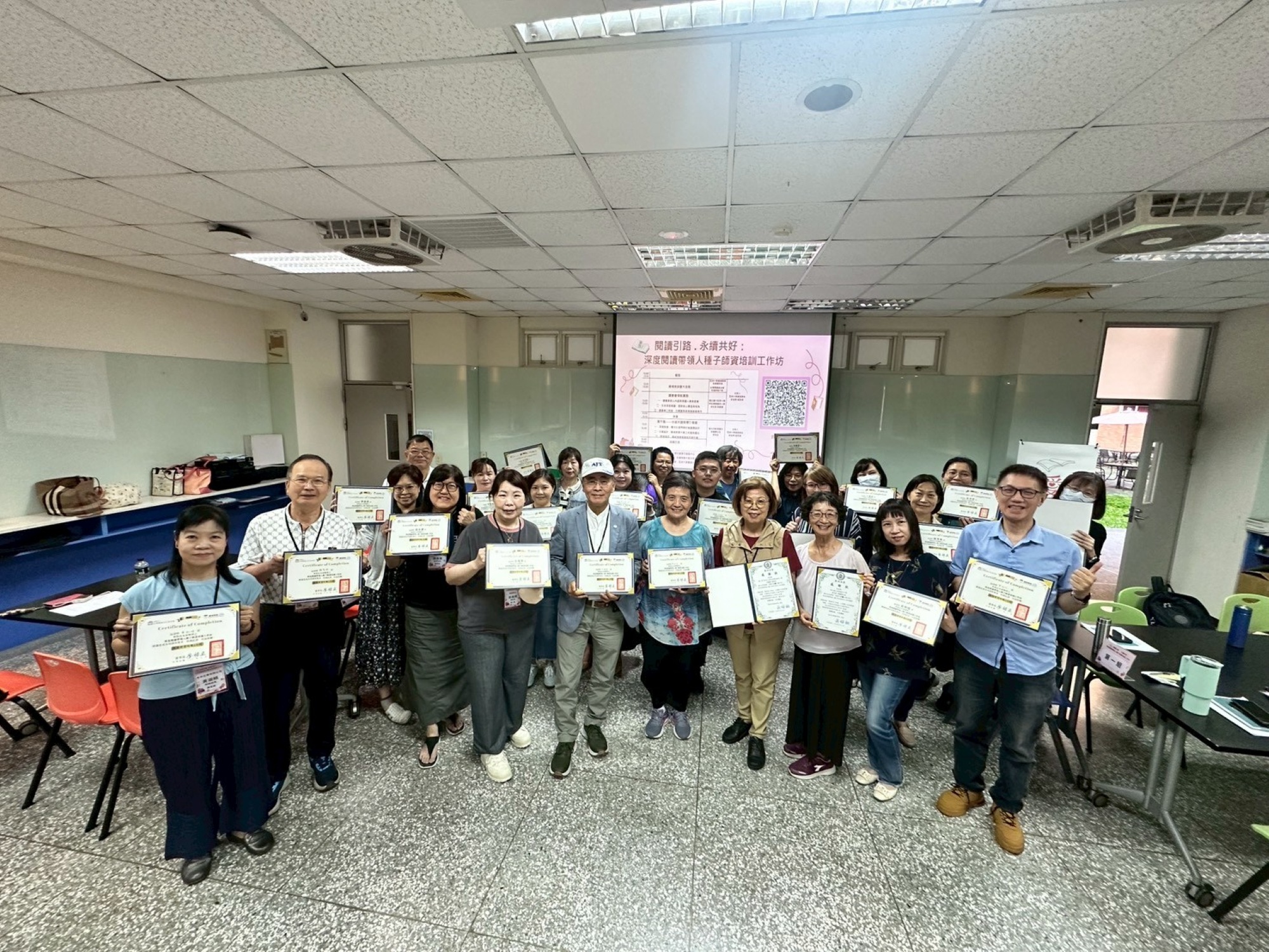 工作坊圓滿落幕，近四十位跨領域師資及校外讀書會夥伴取得「深度閱讀帶領人種子師資」培訓證明共同合影。