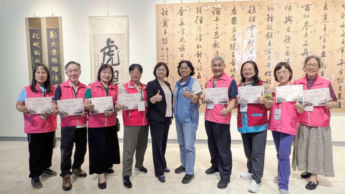 ▲115年度彰化縣立美術館藝術處方箋計畫志工培訓課程結業證書頒贈合照。（圖／彰化縣文化局提供）