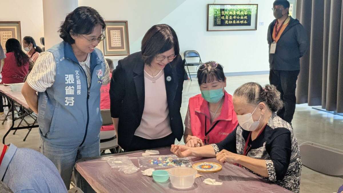 ▲課程透過花磚拼貼，訓練長輩手部肌肉，引導長輩結合自身生命故事創作作品。（圖／彰化縣文化局提供）