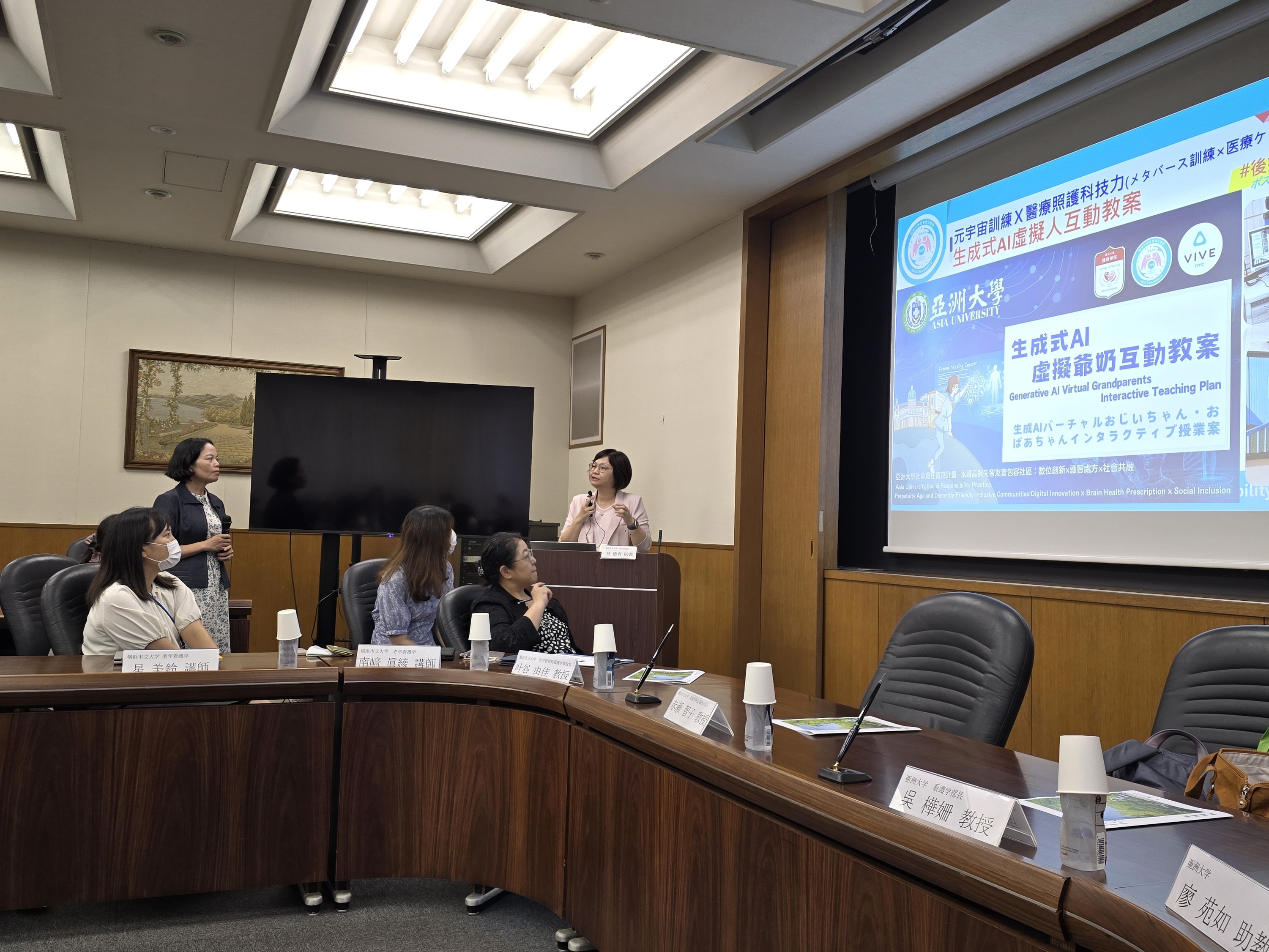 吳樺姍院長於會中現場展示全球首創的「生成式AI元宇宙教案」，其高度擬真的虛擬病人互動教學，吸引橫濱市立大學師長熱烈提問與讚賞。